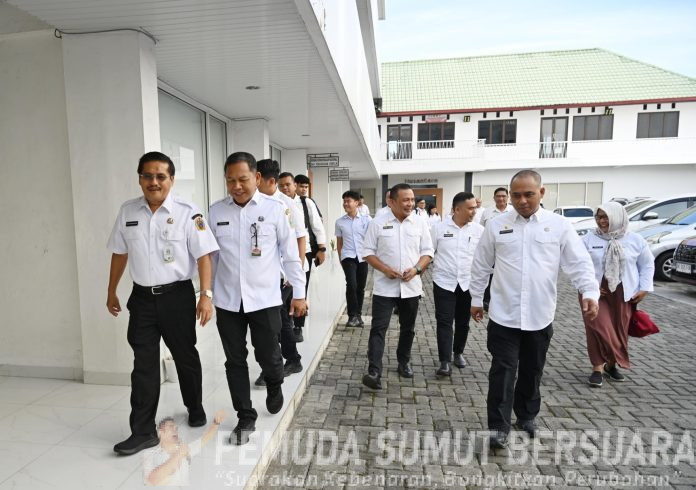 Text foto : Sekretaris Daerah Provinsi Sumatera Utara (Sumut) Togap Simangunsong melakukan kunjungan dan silaturahmi dengan Pejabat dan Jajaran Staf ASN ke Kantor Badan Kesatuan Bangsa dan Politik (Kesbangpol) Sumut di Jalan Gatot Subroto Nomor 361 Medan, Rabu (30/7/2025). (Foto : Ist)