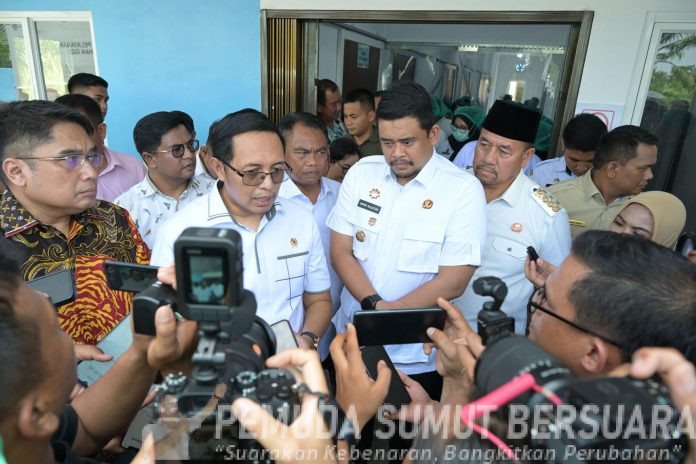 Text foto : Gubernur Sumatera Utara (Sumut) Bobby Afif Nasution bersama Kepala Komunikasi Kepresidenan Republik Indonesia Hasan Nasbi serta Bupati Serdangbedagai Dharma Wijaya dan sejumlah Forkopimda, meninjau operasional Dapur SPPG Cempedak Lobang, serta memberikan bantuan kepada relawan SPPG secara simbolis, sekaligus sosialisasi Program Presiden RI Bapak Prabowo Subianto Realisasi dan Bukti Nyata Makan Bergizi Gratis di Seirampah, Kabupaten Serdangbedagai, Rabu (30/7/2025). (Foto : Ist)