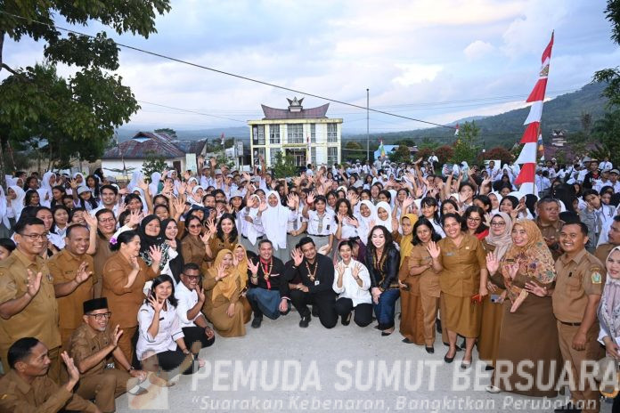 Text Foto : Gubernur Sumatera Utara (Sumut) Muhammad Bobby Afif Nasution didampingi Ketua TP PKK Sumut Kahiyang Ayu, serta Bupati Pakpak Bharat Franc Bernhard Tumanggor berkunjung ke SMA Negeri 1 Salak, Kecamatan Salak, Pakpak Bharat, Senin (28/7/2025). (Foto : Ist)