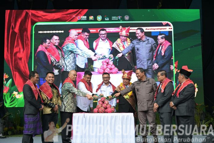 Text foto: Gubernur Sumatera Utara (Sumut) Bobby Afif Nasution, bersama Wakil Menteri Kebudayaan Giring Ganesha, Bupati Karo Antonius Ginting dan Forkopimda, memotong buah naga membuka secara simbolis pesta buah dan bunga di Open Stage Taman Njuah-Njuah, Kota Berastagi, Kabupaten Karo, Kamis (31/7). (Foto : Ist)