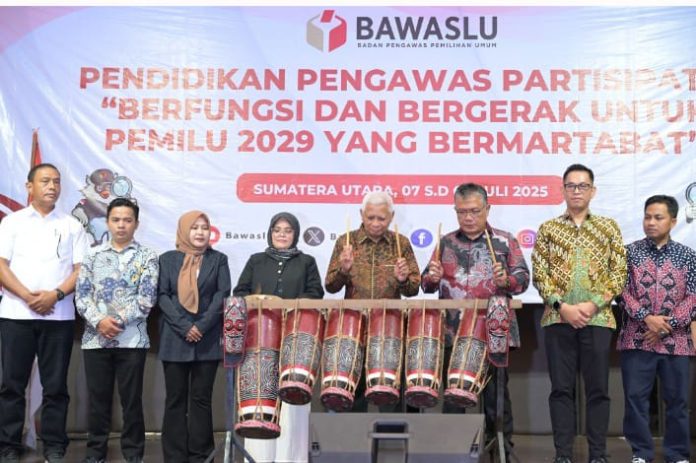 Text foto : Wakil Gubernur Sumatera Utara (Sumut) Surya menyampaikan pidatonya sekaligus membuka secara simbolis Kick Off Pendidikan Pengawas Pemilu di Provinsi Sumatera Utara bersama Anggota Bawaslu RI dan sejumlah Forkopimda di Hotel Le Polonia Medan, Senin (7/7/2025). Foto : Ist