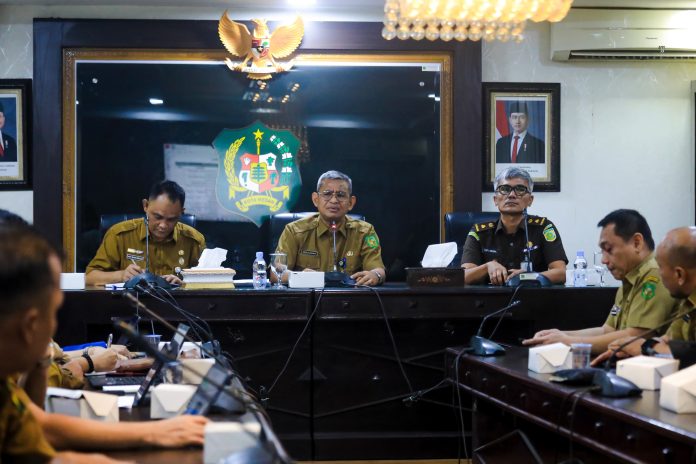Text foto : Wali Kota Medan Rico Tri Putra Bayu Waas diwakili Sekda Wiriya Alrahman di ruang rapat II, Kantor Wali Kota Medan, Senin (14/7/25).(foto : Ist)