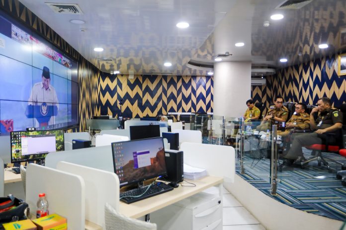 Text foto : Peluncuran program nasional Kopdel/Kopkel Merah Putih ini diikuti Wali Kota Medan Rico Tri Putra Bayu Waas secara virtual melalui Command Center di Kantor Wali Kota Medan. Turut hadir dan mengikuti peluncuran Kopdel/Kopkel , Wakil Wali Kota Medan H. Zakiyuddin Harahap, Ketua DPRD Medan Wong Chun Sen, Perwakilan Kajari Medan, dan segenap Pimpinan Perangkat Daerah di lingkungan Pemko Medan. (Foto : ist)