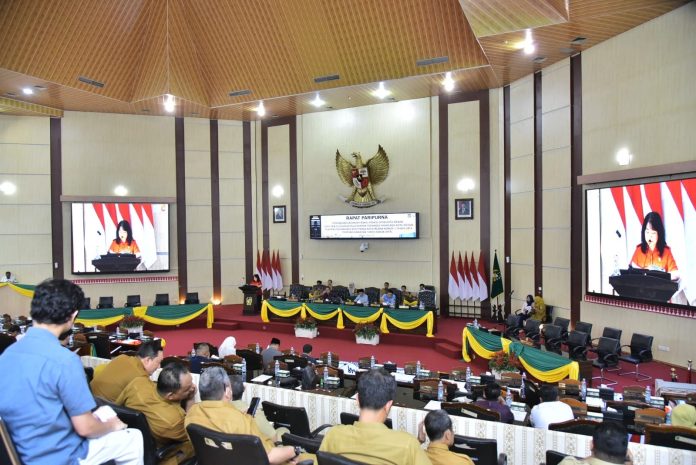 Text foto : Rapat paripurna yang berlangsung di gedung DPRD Kota Medan itu dihadir Wali Kota Medan Rico Tri Putra Bayu Waas diwakili Sekda Kota Medan Wiriya Alrahman serta para pimpinan Perangkat Daerah dan Camat sekota Medan. (Foto : Ist)