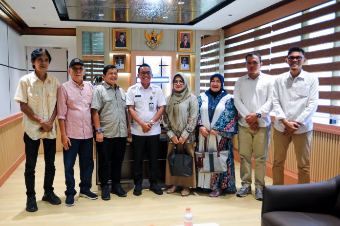 Text foto : Wakil Wali Kota Medan H. Zakiyuddin Harahap ketika menerima audiensi Panitia Reuni Akbar Ika Fakultas Ekonomi UMA di Balai Kota, Rabu (9/7/25) (foto : Ist)