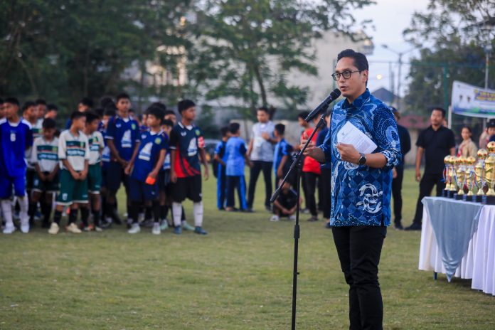 Text foto : Turnamen Gala Siswa Indonesia (GSI) tahun 2025 antar Sekolah Menengah Pertama (SMP) se- Kota Medan yang berlangsung di Lapangan Sepakbola Cadika, Medan Johor, resmi ditutup Wali Kota Medan Rico Tri Putra Bayu Waas, Sabtu (19/7/25). (Foto : ist)