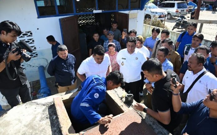 Text foto : RESERVOIR TIRTANADI CABANG SAMOSIR Gubernur Sumatera Utara (Sumut) Bobby Nasution didampingi Bupati Samosir Vandiko Gultom melakukan sidak ke Reservoir milik PDAM Tirtanadi cabang Samosir, Senin (7/7/2025). (Foto : Ist)