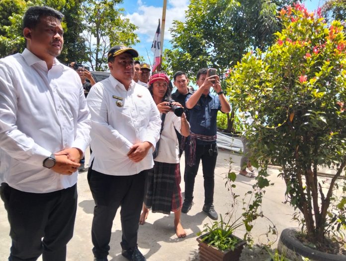 Text foto : Gubernur Sumatera Utara (Sumut), Muhammad Bobby Afif Nasution mengunjungi kegiatan Festival Edukasi Leluhur Batak di kawasan Puncak Pusuk Buhit , Kabupaten Samosir, Minggu (6/7/2025) sore.