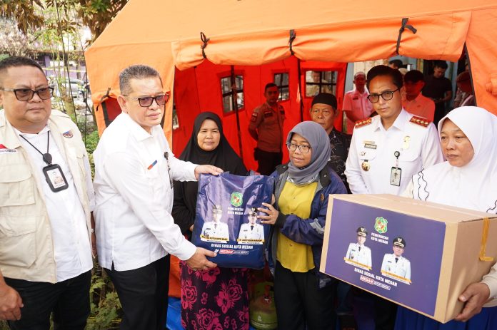 Text foto : Wali Kota Medan Rico Tri Putra Bayu Waas saat bertemu langsung dengan korban kebakaran di jalan Tuba II/Perjuangan, Lk. IV, Kel. Tegal Sari Mandala III, Kec. Medan Denai, Rabu (16/7/2025). (Foto : Ist)