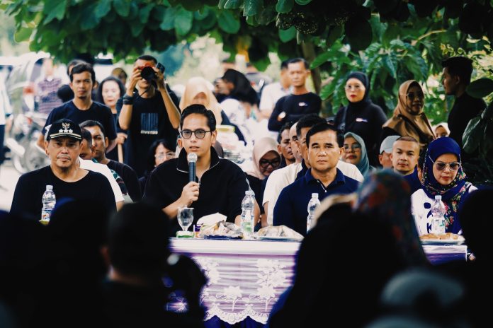 Text foto : Sejumlah aspirasi dan keluhan disampaikan warga Kecamatan Medan Amplas kepada Wali Kota Medan Rico Tri Putra Bayu Waas dalam kegiatan Sapa Warga yang digelar di pinggiran aliran sungai Denai, Jalan Garu II Ujung, Kelurahan Harjosari I, Medan Amplas, Sabtu (12/7/25). (foto : Ist)