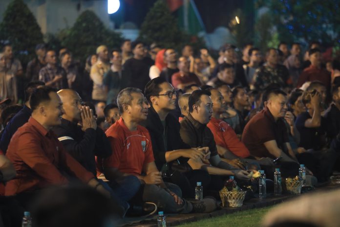 Text foto : Ribuan masyarakat Kota Medan antusias memadati halaman depan Balai Kota dan jalan Raden Saleh untuk nonton bareng (nobar) pertandingan Final Piala AFF U- 23 antara Timnas Indonesia melawan Vietnam melalui layar videotron besar, Selasa (29/7/25) malam. (Foto : Ist)