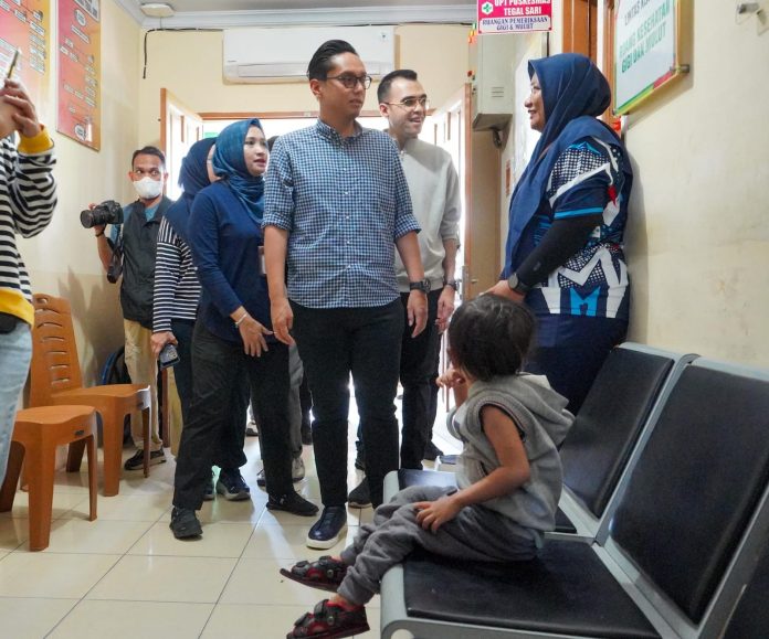 Text foto : Wali Kota Medan Rico Tri Putra Bayu Waas meminta agar pihak puskesmas membantu pasien yang tidak bisa mendaftar melalui aplikasi JKN karena tidak mempunyai telepon selular, bukannya malah menolaknya. (Foto : ist)