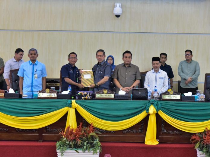 Text foto : Wakil Wali Kota Medan H. Zakiyuddin Harahap mengikuti Sidang Paripurna DPRD (foto : Ist)