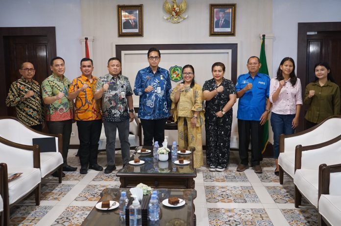 Text foto : Wali Kota Medan Rico Tri Putra Bayu Waas saat menerima audiensi paduan suara Clarabelle di Ruang Khusus Wali Kota Medan, Kamis (10/7/2025). (Foto : Ist)