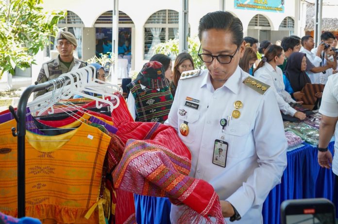 Text foto : Wali Kota Medan, Rico Tri Putra Bayu Waas saat membuka Pelatihan Tenun Ulos di Lembaga Pemasyarakatan Perempuan Kelas IIA Medan, Rabu (16/7/2025). (Foto : Ist)