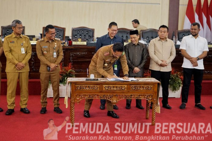 Text foto : Rico Waas dalam rapat paripurna DPRD Kota Medan dengan agenda Pendapat Fraksi dan Persetujuan Bersama DPRD Kota Medan Dengan Kepala Daerah Atas Ranperda Kota Medan Tentang Rencana Pembangunan Jangka Menengah Daerah (RPJMD) Tahun 2025-2029, di Gedung DPRD Kota Medan, Senin (4/8/2025). (Foto : Ist)