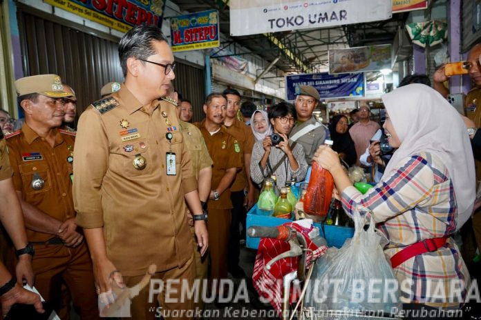 Text foto : Wali Kota Medan, Rico Tri Putra Bayu Waas, bersiap meninggalkan lokasi usai meninjau harga beras. Di jalan keluar menuju lokasi parkir, pandangan orang nomor satu di Pemko Medan itu tertuju pada seorang penjual jamu keliling. Langkahnya terhenti, lalu ia mendekat. (Foto : Ist)