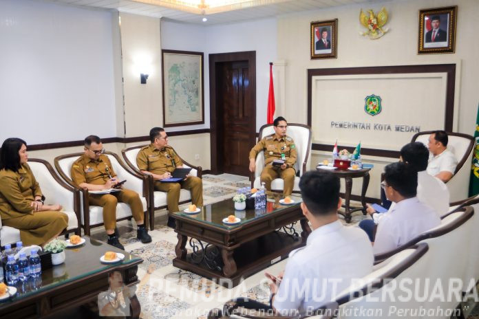 Text foto : Wali Kota Medan Rico Tri Putra Bayu Waas meminta Satuan Kerja (Satker) Pelaksanaan Prasarana Strategis (PPS) Sumut untuk memberitahukan informasi secara update terkait progres pekerjaan revitalisasi Stadion Teladan Medan. Hal ini guna mengetahui perkembangan pekerjaan tersebut. (Foto : Ist)