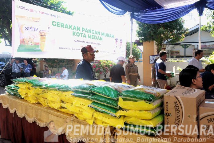 Text foto : Sekda Kota Medan Wiriya Alrahman ketika mewakili Wali Kota Medan Rico Tri Putra Bayu Waas usai mengikuti zoom meeting Gerakan Pangan Murah yang diselenggarakan serentak di seluruh Indonesia, bertempat di Kantor Camat Medan Tuntungan, Sabtu (30/8/2025). (foto : Ist)