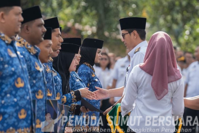Text foto : Wali Kota Medan Rico Tri Putra Bayu Waas menyerahkan Surat Keputusan (SK) pengangkatan Pegawai Pemerintah Dengan Perjanjian Kerja (PPPK) Tahap I TA 2024 di lingkungan Pemko Medan kepada 1.018 orang. (Foto : Ist)