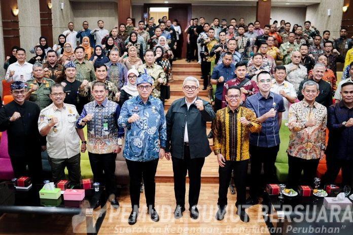 Text foto : Wali Kota Medan, Rico Tri Putra Bayu Waas, saat melakukan Kunjungan Kerja Praktik ke Bandung, Kamis (7/8/2025). Bersama sejumlah pimpinan perangkat daerah dan camat di lingkungan Pemko Medan, Rico Waas diterima langsung oleh Wali Kota Bandung, Muhammad Farhan, di Balai Kota Bandung. (Foto : Ist)