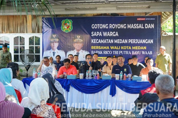 Text foto : Sejumlah warga Kecamatan Medan Perjuangan mengadu secara langsung kepada Wali Kota Medan Rico Tri Putra Bayu Waas terkait keluhan dan permasalahan mereka pada kegiatan Sapa Warga yang digelar di Kelurahan Sei Kera Hilir II, Kecamatan Medan Perjuangan, Sabtu,(2/8/25). (Foto: Ist)