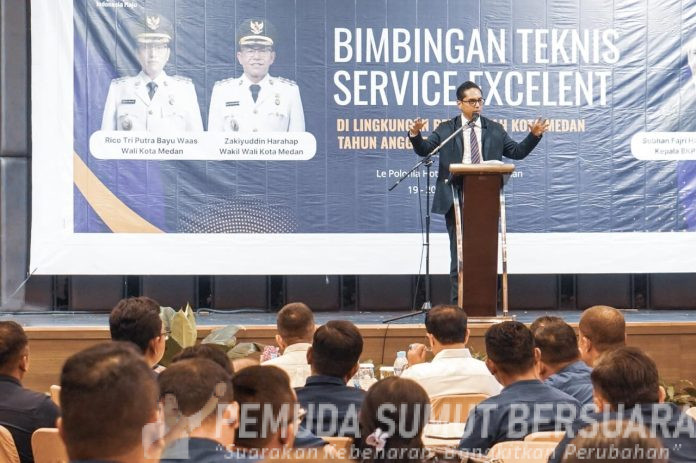 Text foto : Rico Tri Putra Bayu Waas, saat membuka Bimbingan Teknis (Bimtek) Service Excellent di lingkungan Pemerintah Kota Medan Tahun Anggaran 2025. (Foto : Ist)