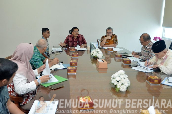 Text foto : Sekretaris Daerah Provinsi Sumatera Utara (Sumut) Togap Simangunsong memimpin Rapat Rancangan Pembentukan Satuan Tugas Percepatan Penyelenggaraan Program Makan Siang Bergizi Gratis pada Provinsi Sumut di Ruang Rapat Lantai 9 Kantor Gubernur Sumut Jalan Diponegoro Kota Medan, Jumat (1/8). (Foto : Ist)