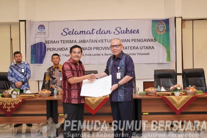 Text foto : Acara serah terima jabatan (Sertijab) Ketua Dewan Pengawas (Dewas) Perusahaan Umum Daerah (Perumda) Provinsi Sumatera Utara (Sumut) dari Effendy Pohan kepada Sekretaris Daerah Provinsi (Sekdaprov) Sumut Togap Simangunsong, berlangsung di Aula Lantai 4, Kantor Pusat Perumda Tirtanadi Sumut, Jalan SM Raja Medan, Jumat (1/8/2025). (Foto : Ist)