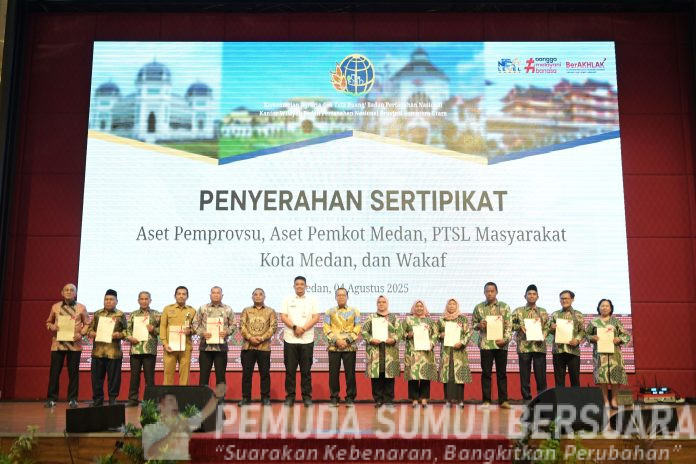 Text Foto : Gubernur Sumatera Utara (Sumut) Bobby Afif Nasution, bersama Kepala Kantor Wilayah ATR/BPN Sumut Sri Pranoto, Staf Ahli Menteri ATR/BPN Bidang Teknologi dan Informasi Dwi Budi Martono, meluncurkan Layanan Peralihan Hak Atas Tanah (HAT) secara Elektronik di Hotel Adimulia, Jalan Diponegoro Nomor 8, Medan, Senin (4/8/2025). (Foto : Ist)