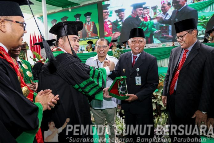 Text foto : Wakil Gubernur Sumatera Utara (Sumut) Surya hadiri wisuda sarjana angkatan XIII Universitas Al Washliyah Kabupaten Labuhanbatu di Jalan Sempurna, Rantau Prapat, Senin (4/8/2025). (Foto : Ist)