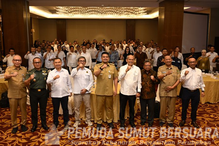 Text foto : PERMEN ESDM NOMOR 14 TAHUN 2025 Gubernur Sumatera Utara (Sumut) Bobby Nasution didampingi Bupati Langkat Syah Afandin menghadiri Sosialisasi dan Implementasi Peraturan Menteri ESDM Nomor 14 Tahun 2025, di JW Marriot Hotel Jalan Puteri Hijau Medan, Selasa (05/08/2025). (Foto : Ist)