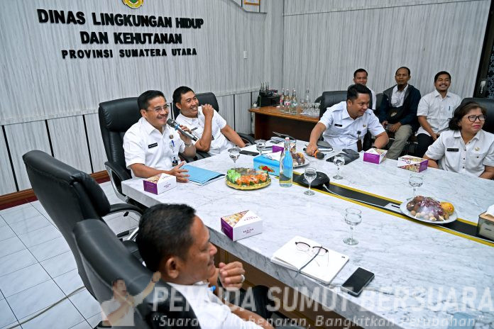 Text foto : Sekretaris Daerah Provinsi Sumut, Togap Simangunsong melakukan kunjungan kerja ke Kantor Dinas Lingkungan Hidup dan Kehutanan Provinsi Sumut, Jalan Sisingamangaraja, Medan, Rabu (6/8/82025). (Foto : Ist)