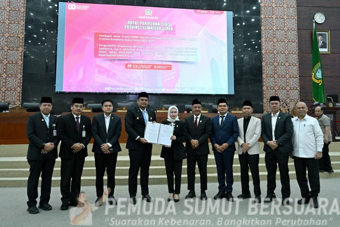 Text foto : Gubernur Sumut Bobby Nasution menghadiri Rapat Paripurna DPRD Sumut dengan agenda Pengambilan Keputusan Bersama antara DPRD Sumut dengan Gubernur Sumut terhadap Ranperda tentang RPJMD Provinsi Sumut Tahun 2025-2029 di Ruang Rapat Paripurna DPRD Sumut, Jalan Imam Bonjol, Medan, Kamis (7/8/2025). (Foto : Ist)