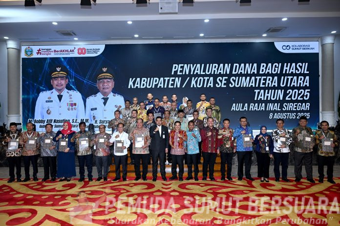 Text foto : PENYALURAN DBH SE-SUMUT TAHUN 2025 Gubernur Sumatera Utara (Sumut) Bobby Nasution didampingi Sekretaris Daerah Sumut Togap Simangunsong memberikan Dana Bagi Hasil (DBH) kepada Bupati/Walikota Se-Sumut Tahun 2025 di Aula Raja Inal Siregar, Jumat (8/8/2025). (Foto : Ist)