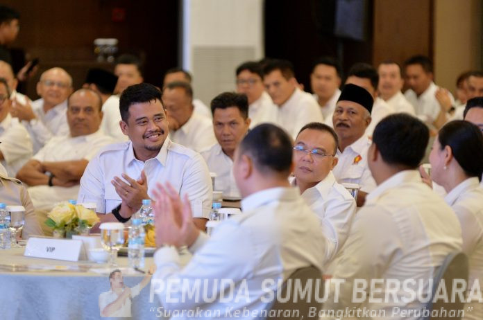 Text foto : Gubernur Sumatera Utara (Sumut) Bobby Nasution menghadiri Rapat Koordinasi Daerah dan Bimbingan Teknis Anggota DPRD Fraksi Gerindra Sumut, yang dibuka oleh Ketua Harian DPP Gerindra di Ballroom Hotel Emerald Garden Jalan K.L. Yos Sudarso, Kota Medan. Sabtu (9/8). (Foto : Ist).