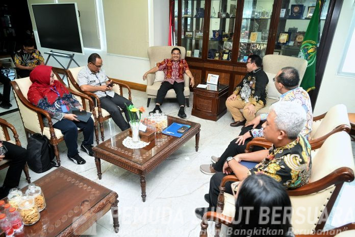 Text foto : Sekretaris Daerah Provinsi Sumut, Togap Simangunsong menerima audiensi Kepala BKN Regional VI Medan di Ruang Kerja Sekdaprov Sumut, lantai 9 Kantor Gubernur Sumut, Jalan Diponegoro No. 30, Medan, Jum'at (8/8/2025). (Foto : Ist).