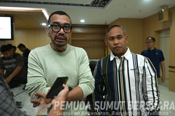 Text foto : Kadispora Sumut Mahfullah Daulay bersama anggota Komite Eksekutif (Exco) PSSI Arya Sinulingga memimpin rapat koordinasi persiapan Piala Kemerdekaan di Kantor Gubernur, Jalan Diponegoro, Medan, Minggu (10/8/2025). (Foto : Ist)