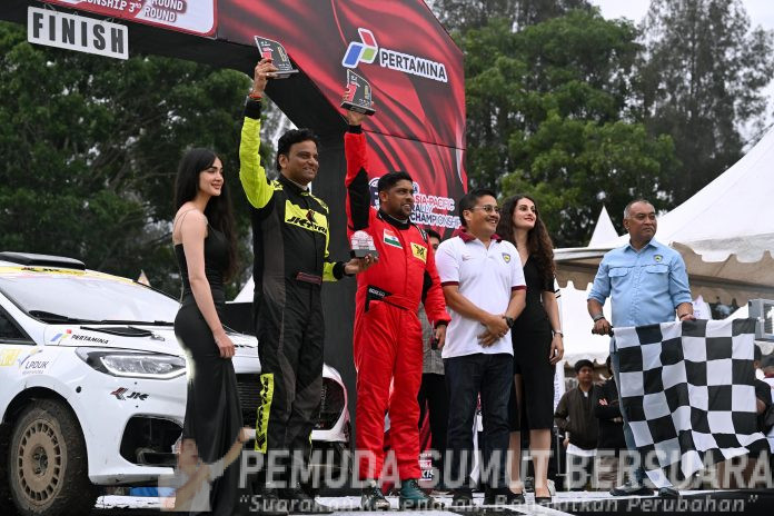 Text foto : Sekretaris Daerah Provinsi Sumut, Togap Simangunsong menutup Kejuaraan Sumatera Utara Rally Federation Internationale de I'Automobile Asia Pasific Rally Championship (FIA APRC) Asia Cup 3rd Round dan Ikatan Motor Indonesia (IMI) National Rally Championship 3rd Round yang diselenggarakan di Lapangan PTPN IV Nagori Sarimatin, Kecamatan Pamatang Sidamanik, Kabupaten Simalungun, Minggu (11/8/2025). (Foto : Ist).