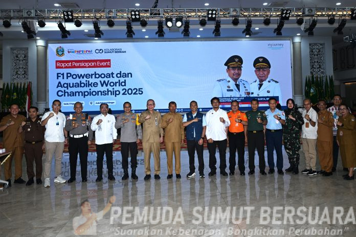 Text foto : RAPAT PERSIAPAN F1 POWERBOAT & AQUABIKE WORLD CHAMPIONSHIP Sekrertaris Daerah Provinsi Sumatera Utara (Sumut) Togap Simangunsong didampingi Asisten Bidang Perekonomian dan Pembangunan Provinsi Sumut, serta sejumlah OPD dan perwakilan Forkopimda Sumut melakukan rapat persiapan event F1 Powerboat dan Aquabike World Championship 2025 di Aula Raja Inal Siregar. (Foto : Ist)