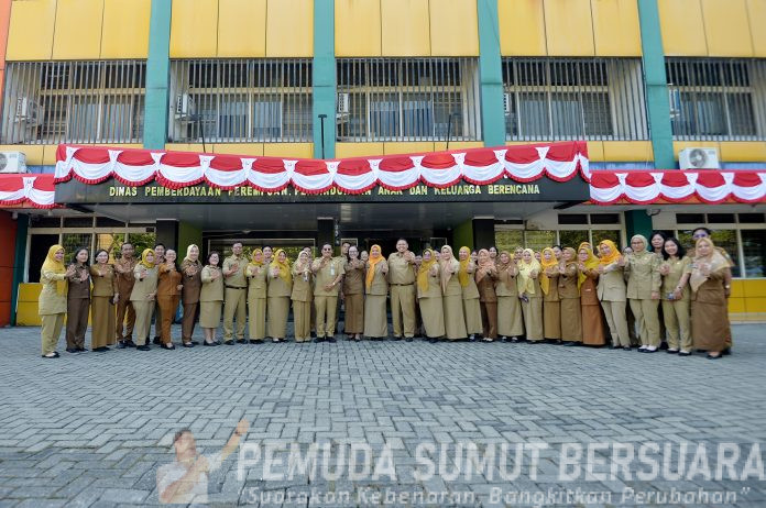 Text foto : Sekretaris Daerah Provinsi Sumatera Utara (Sumut) Togap Simangunsong melakukan kunjungan kerja ke Kantor Dinas Pemberdayaan Perempuan, Perlindungan Anak, dan Keluarga Berencana (PPPA-KB) di Jalan Sultan Iskandar Muda Kota Medan, Selasa (12/7). (Foto : Ist)