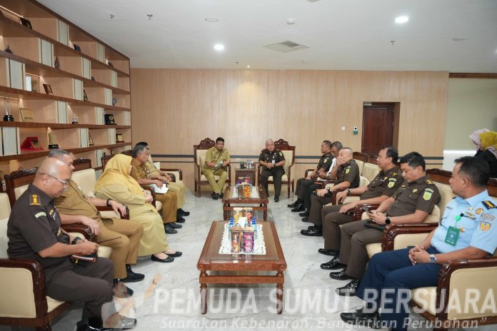 Text foto : Gubernur Sumatera Utara (Sumut) Bobby Nasution menerima kunjungan Kepala Kejaksaan Tinggi Sumut Harli Siregar beserta jajarannya di Ruang Kerja Lantai 10 Kantor Gubernur Sumut Jalan Diponegoro Kota Medan, Selasa (12/8). (Foto : Ist).