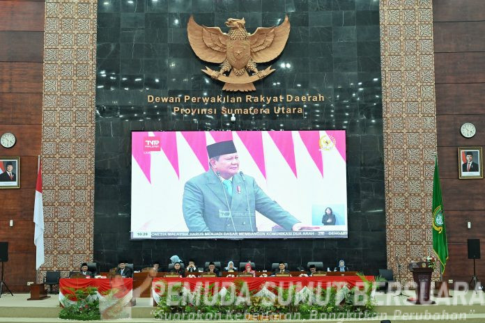Text foto : Gubernur Sumut Bobby Nasution bersama Wakil Gubernur Sumut Surya menghadiri Rapat Paripurna DPRD Sumut dengan agenda mendengarkan Pidato Presiden Republik Indonesia dalam rangka Penyampaian Laporan Kinerja Lembaga-Lembaga Negara dan Pidato Kenegaraan dalam rangka HUT ke 80 Kemerdekaan Republik Indonesia di Ruang Rapat Paripurna DPRD Sumut, Jalan Imam Bonjol, Medan, Jum'at (15/8/2025). Turut hadir pada kegiatan tersebut, Ketua TP PKK Sumut Kahiyang Ayu, Staff Ahli I TP PKK Sumut Titiek Sugiharti, Sekdaprov Sumut Togap Simangunsong dan Jajaran Forkopimda Sumut. (Foto : Ist).