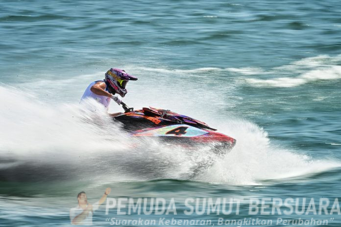 Text foto : Para rider memacu kecepatan jetskinya pada Aquabike Jetski World Championship 2025 yang diselenggarakan di Balige, Kabupaten Toba, Minggu (17/8/2025). Kejuaraan ini diikut Pebalap dari berbagai negara dan berbagai kategori. (Foto : Ist)