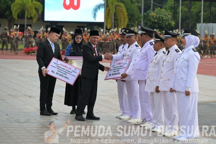 Text foto : Wakil Gubernur (Wagub) Sumatera Utara (Sumut) Surya menjadi pembina Upacara Penurunan Bendera Merah Putih di Lapangan Astaka Dispora Sumut, Jalan William Iskandar, Deliserdang, Minggu (17/8/2025). (Foto : Ist)
