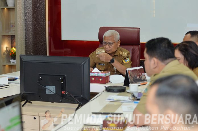 Text foto : Wakil Gubernur Sumatera Utara (Sumut) Surya ikuti Rapat Koordinasi Pengendalian Inflasi Tahun 2025 dengan Kementerian Dalam Negeri RI secara daring melalui aplikasi Zoom Meeting di Ruang Sumut Smart Province Lantai 6 Kantor Gubernur Sumut Jalan Diponegoro Kota Medan, Selasa (19/8). (Foto : Ist).