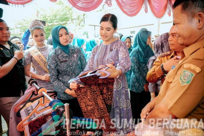 Text foto : Ketua Tim Penggerak Pemberdayaan Kesejahteraan Keluarga (TP PKK) Sumatera Utara (Sumut) Kahiyang Ayu, turun langsung melakukan monitoring pelaksanaan Inspeksi Visual Asam Asetat (IVA) Test dalam rangka Hari Kesatuan Gerak (HKG) PKK Sumut di Kelurahan Pasar Sibuhuan, Kecamatan Barumun, Kabupaten Padanglawas (Palas), Selasa (19/8/2025). (Foto : Ist)