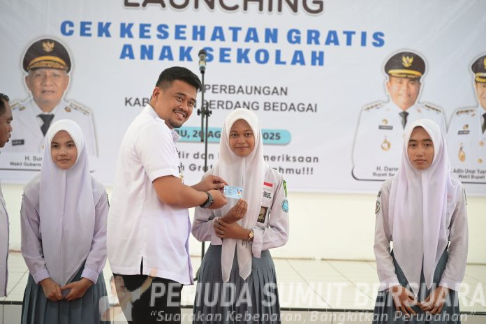 Text foto : Gubernur Sumatera Utara (Sumut) Bobby Nasution didampingi Bupati Serdangbedagai Darma Wijaya, meluncurkan program Cek Kesehatan Gratis (CKG) anak sekolah se-Sumut, secara daring di SMAN 1 Perbaungan, Serdangbedagai (Sergai), Rabu (20/82025). Gubernur dan rombongan juga meninjau langsung pelaksanaan cek kesehatan gratis untuk siswa di SMA Negeri 1 Perbaungan. (Foto : Ist)