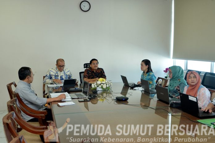 Text foto : Sekretaris Daerah Provinsi Sumatera Utara (Sumut) Togap Simangunsong membuka Rapat Koordinasi (Rakor) Capaian Program Tuberkulosis pada Provinsi Sumut secara daring melalui aplikasi Zoom Meeting di Ruang Rapat Lantai 9 Kantor Gubernur Sumut Jalan Diponegoro Kota Medan, Jumat (22/8). Rakor tersebut dihadiri oleh dinas terkait dari seluruh Kabupaten/Kota se-Sumut. (Foto : Ist).