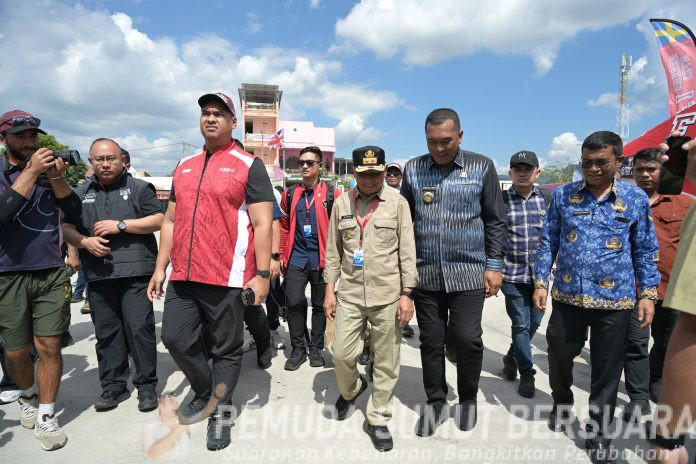 Text foto : Wakil Gubernur Sumatera Utara (Sumut) Surya mendampingi Menpora Dito Ariotedjo saat meninjau persiapan F1 Powerboat di Lapangan Sisingamangaraja, Pelabuhan Mulia Raja Napitupulu, Balige, Toba, Jumat (22/8/2025). (Foto : Ist)